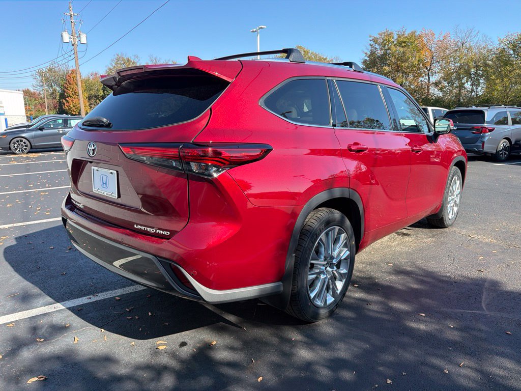 Used 2021 Toyota Highlander Limited AWD/4WD image 5