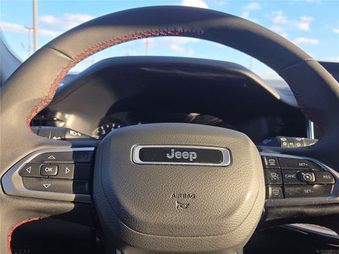 Used 2025 Jeep Compass Trailhawk AWD/4WD image 35