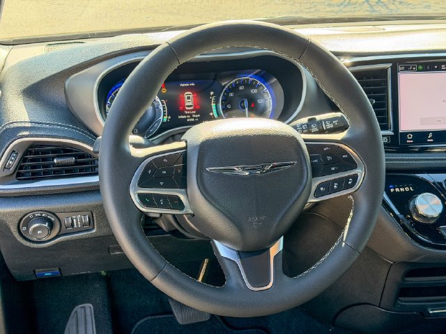 Used 2025 Chrysler Pacifica Select FWD image 11