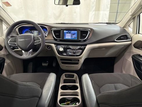Used 2022 Chrysler Voyager LX FWD image 13