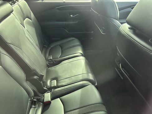 Used 2023 Honda Pilot Touring image 11