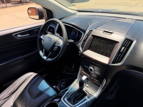 Used 2018 Ford Edge Titanium w/ Technology Package FWD image 16