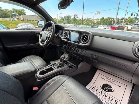 Used 2017 Toyota Tacoma TRD Off-Road w/ Premium & Technology Package image 11