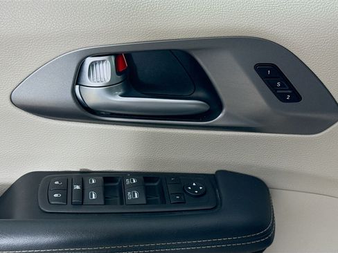 Used 2023 Chrysler Pacifica Touring-L FWD image 20