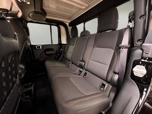 Used 2023 Jeep Gladiator Mojave AWD/4WD image 23