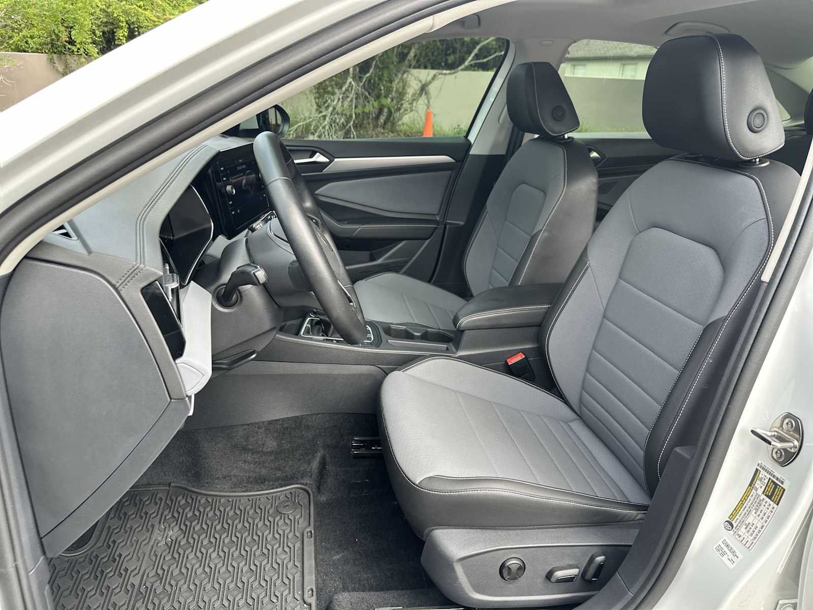 Used 2025 Volkswagen Jetta SE FWD image 15