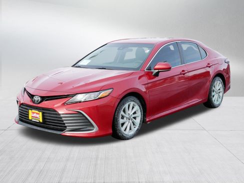 Used 2023 Toyota Camry LE image 3