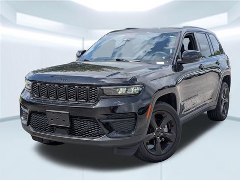 Used 2025 Jeep Grand Cherokee Altitude RWD image 2