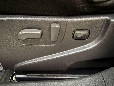 Used 2011 Nissan Rogue SV image 25