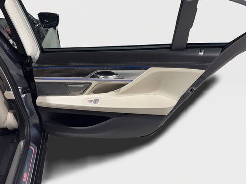 Used 2017 BMW 750i xDrive image 28