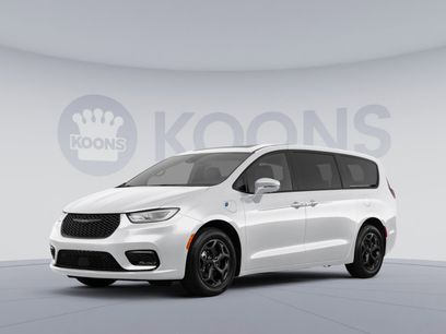 New 2023 Chrysler Pacifica Limited w/ Uconnect Theater Family Group