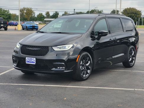 New 2026 Chrysler Pacifica Limited w/ S Appearance Package image 3