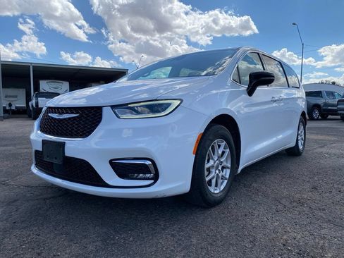 Used 2024 Chrysler Pacifica Touring-L FWD image 2