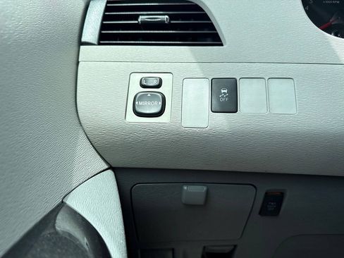 Used 2011 Toyota Sienna LE w/ Towing Pkg FWD image 40