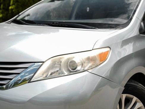 Used 2015 Toyota Sienna XLE w/ XLE Navigation Package FWD image 4
