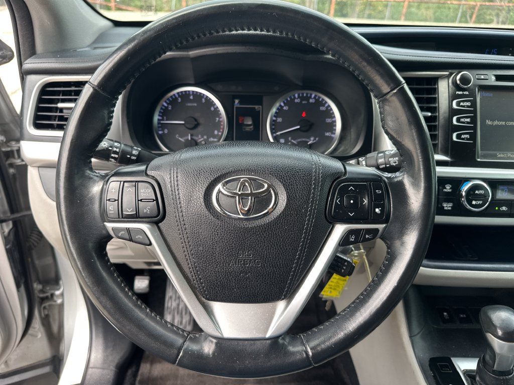Used 2017 Toyota Highlander Plus FWD image 11