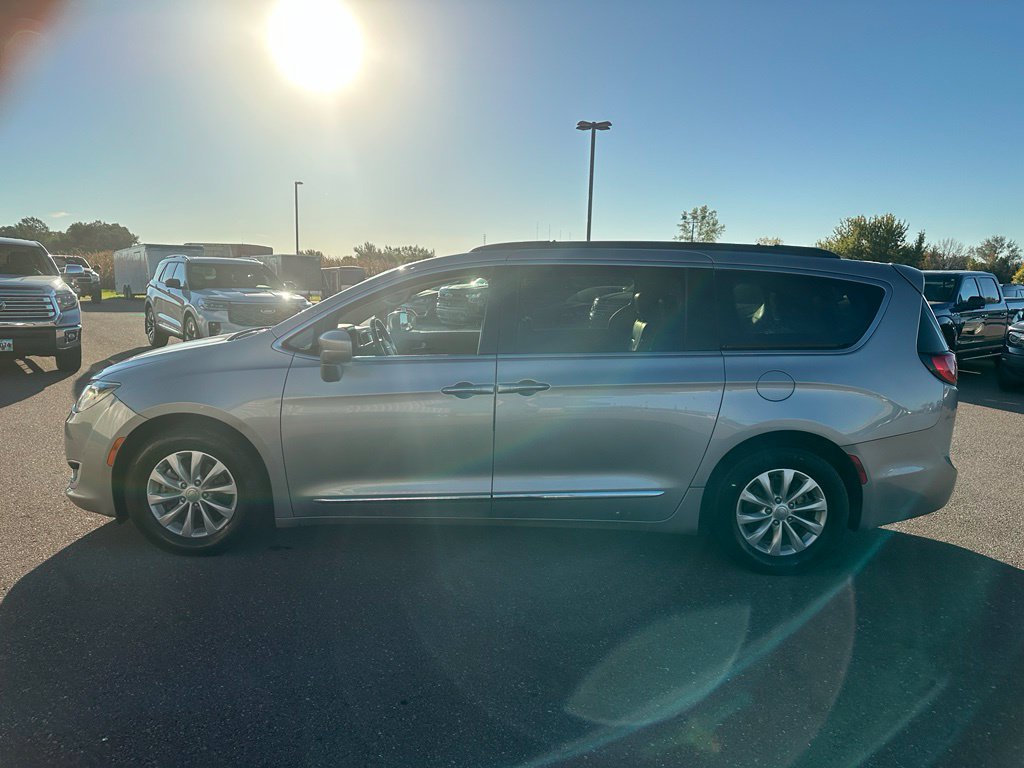 Used 2017 Chrysler Pacifica Touring-L FWD image 37