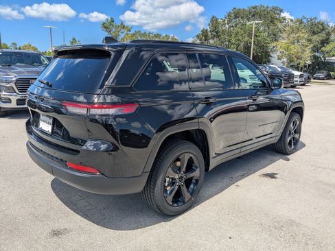 New 2025 Jeep Grand Cherokee Altitude image 5