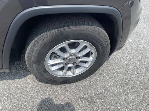 Used 2019 Jeep Grand Cherokee Laredo AWD/4WD image 31