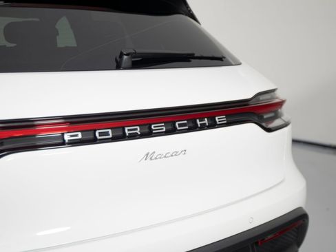Certified 2025 Porsche Macan image 38