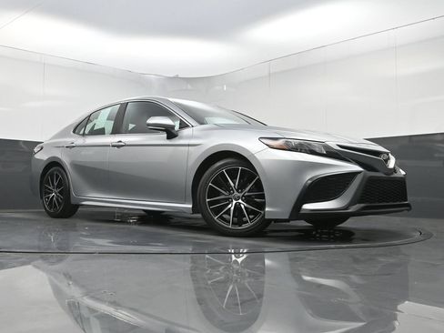 Used 2022 Toyota Camry SE w/ Convenience Package FWD image 24