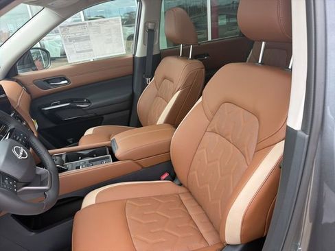 New 2026 Nissan Pathfinder Platinum image 8
