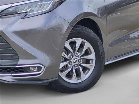 Used 2022 Toyota Sienna XLE FWD image 20