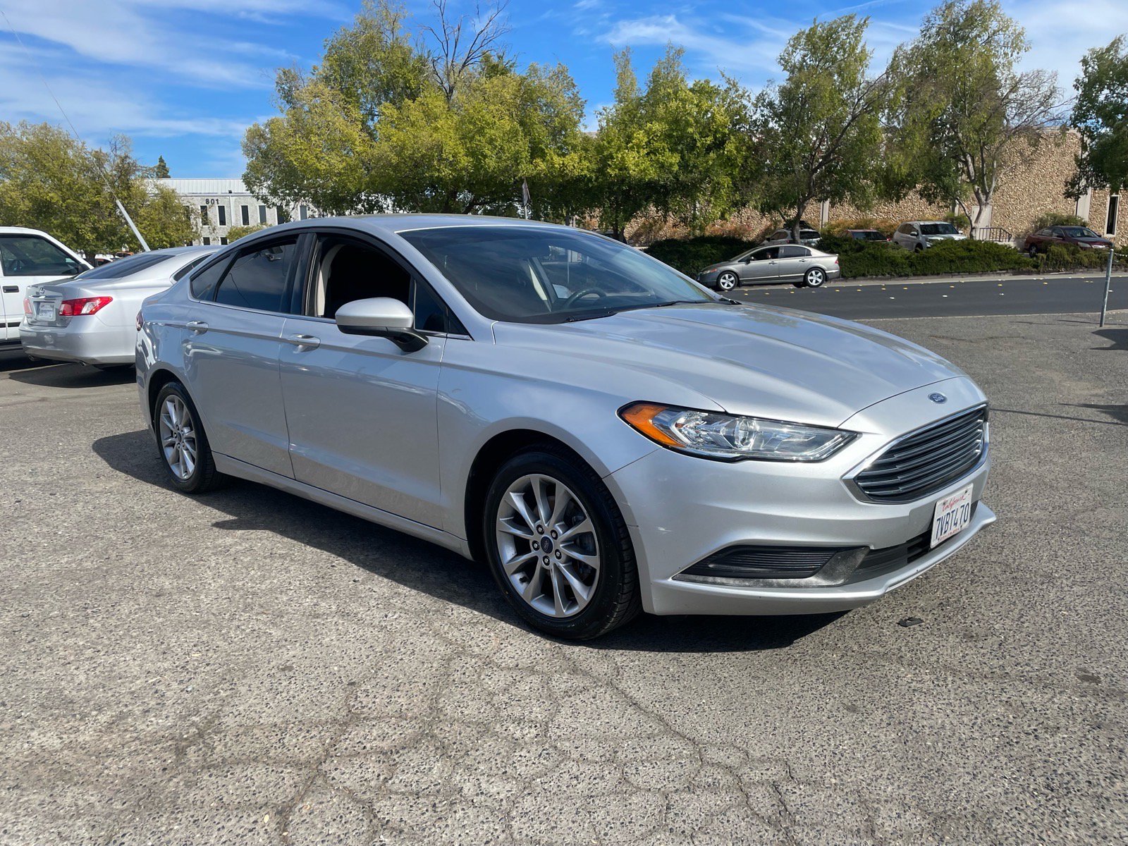 Used 2017 Ford Fusion SE FWD image 2