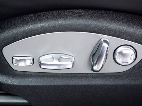 Certified 2025 Porsche Macan image 24