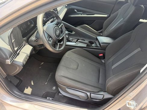 Used 2024 Hyundai Elantra SE FWD image 9