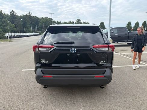 Used 2021 Toyota RAV4 XLE w/ Convenience Package AWD/4WD image 4