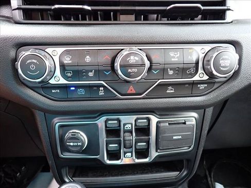Used 2024 Jeep Wrangler Unlimited AWD/4WD image 11