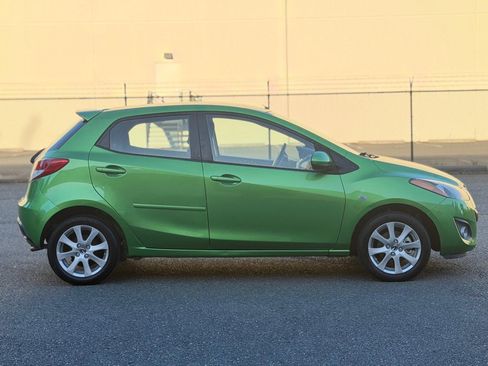 Used 2013 MAZDA MAZDA2 Touring FWD image 5