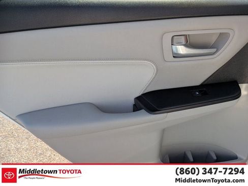 Used 2017 Toyota Camry XLE w/ Moonroof Package FWD image 30