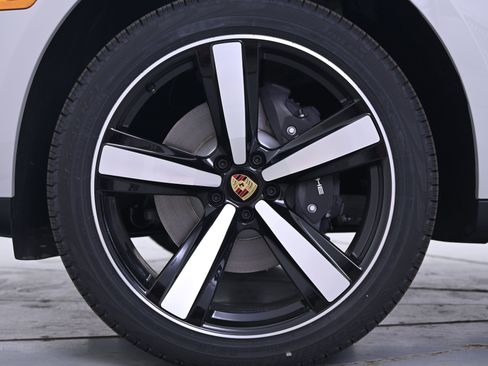 Certified 2025 Porsche Macan image 11