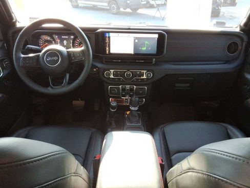 Used 2025 Jeep Gladiator Rubicon AWD/4WD image 19