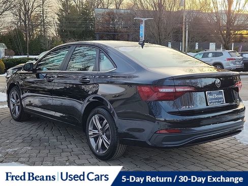 Certified 2022 Volkswagen Jetta SE w/ Panoramic Sunroof Package image 4