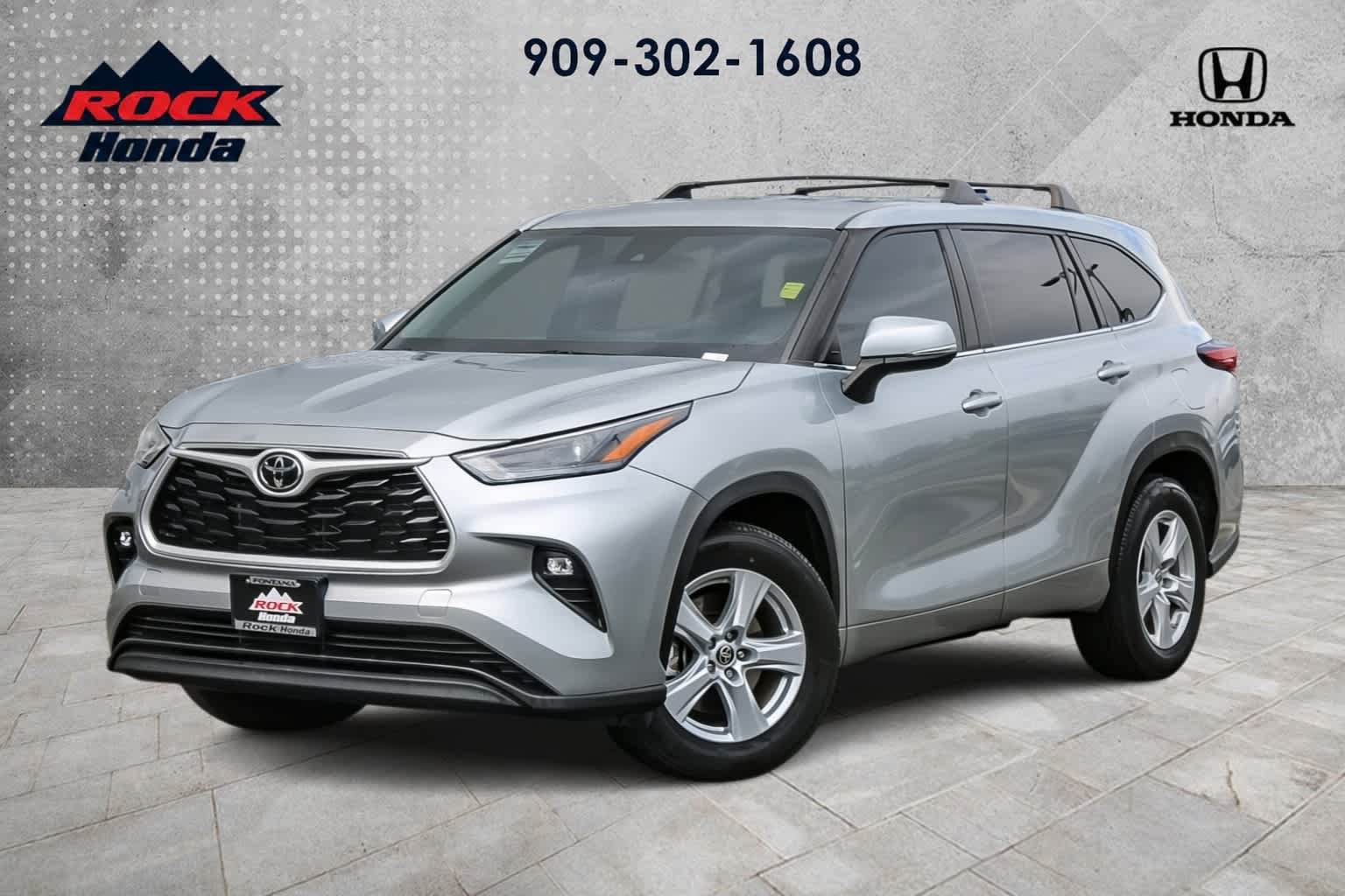 Used 2024 Toyota Highlander LE FWD image 1