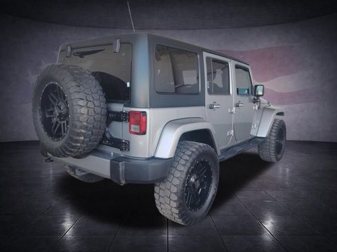 Used 2018 Jeep Wrangler Unlimited Sahara w/ Connectivity Group AWD/4WD image 5