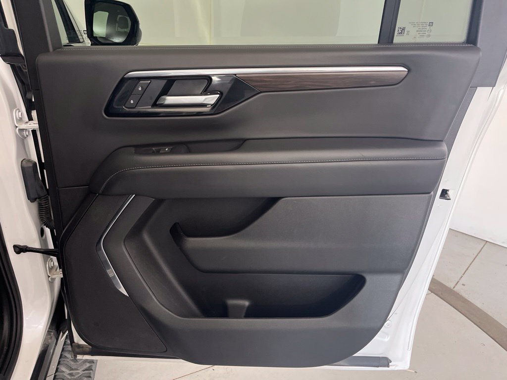 Used 2025 Chevrolet Suburban Z71 AWD/4WD image 28