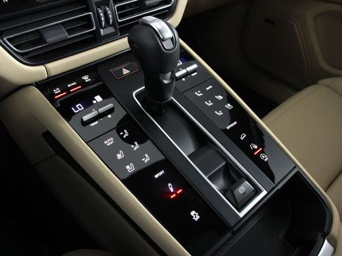 Certified 2025 Porsche Macan S image 18