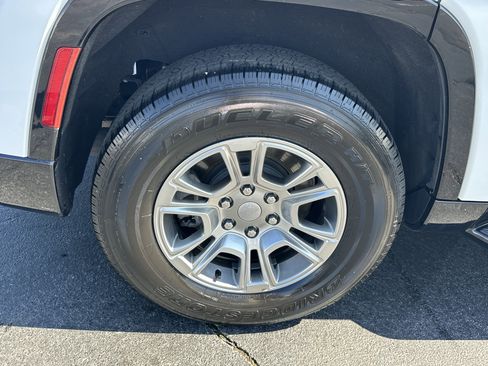 Used 2024 Jeep Wagoneer 4x4 image 21