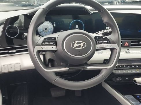 Certified 2025 Hyundai Elantra Limited FWD image 12