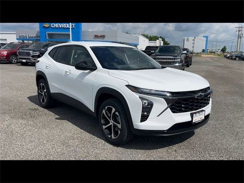 Used 2025 Chevrolet Trax RS w/ Driver Confidence Package image 2