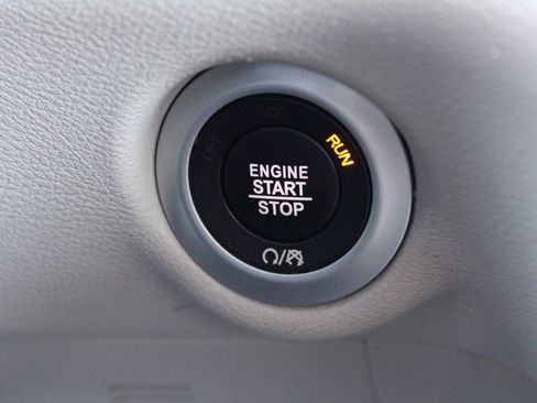 Used 2023 Chrysler Pacifica Touring-L image 32