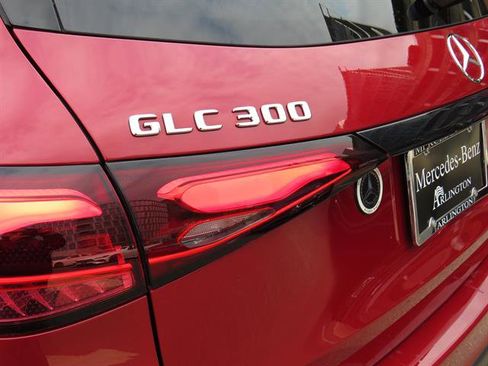 Used 2025 Mercedes-Benz GLC 300 4MATIC image 29