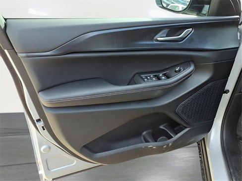 New 2025 Jeep Grand Cherokee Altitude image 14