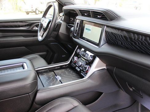Used 2023 GMC Yukon Denali w/ Advanced Technology Package AWD/4WD image 20