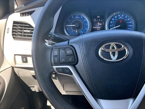 Used 2018 Toyota Sienna LE FWD image 23