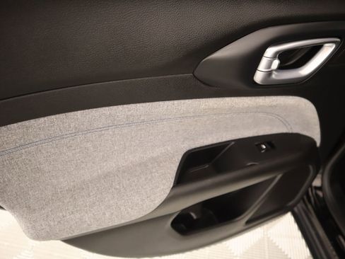 Used 2025 Jeep Compass Latitude image 15